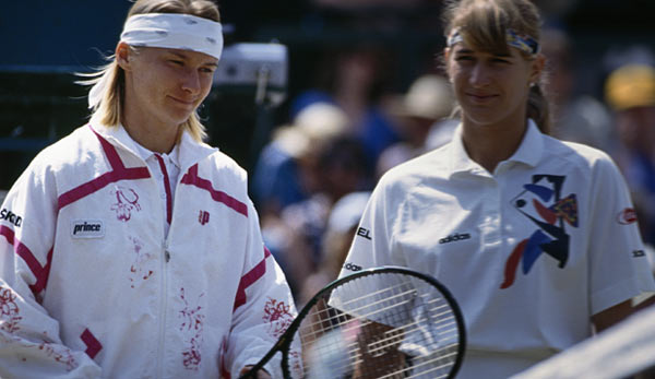 Wimbledon-Finale 1993: Jana Novotna und Steffi Graf kurz vor Spielbeginn in London