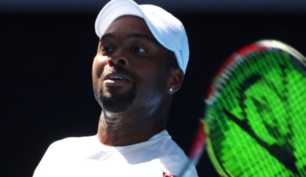 Donald Young spielt weiterhin mit einem Dunlop-Racket