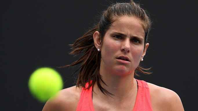 Julia Görges has to take care of her ankle