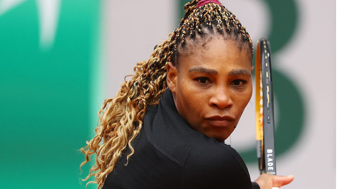Serena Williams steht in Paris in Runde zwei