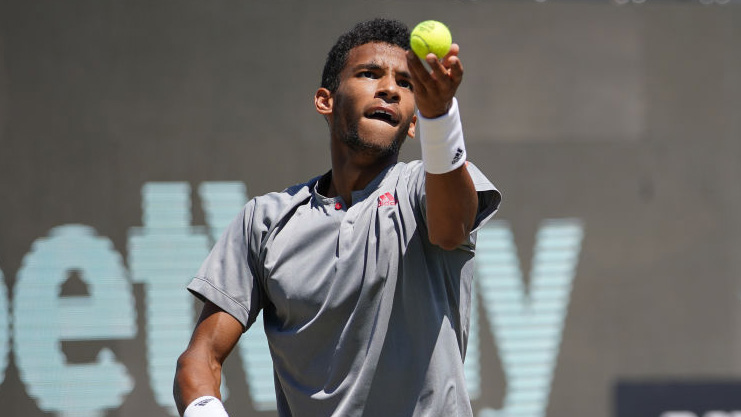 Félix Auger-Aliassime meets Roger Federer for the first time - but in red