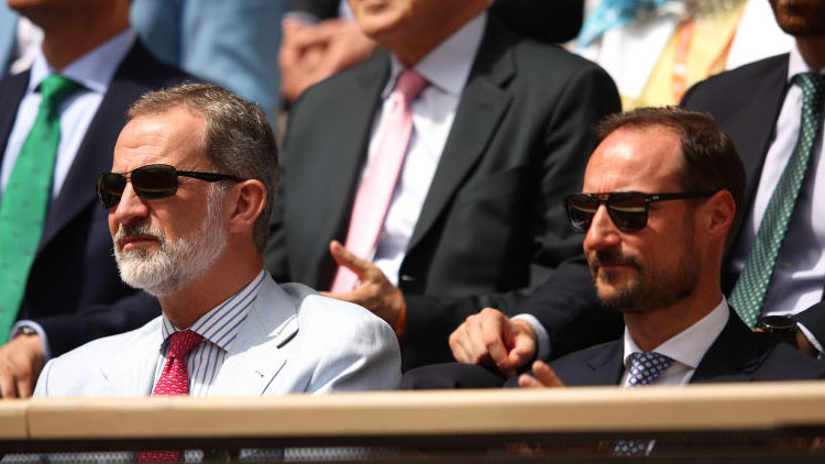 Felipe VI., spanischer König, und der norwegische Kronprinz Haakon am Sonntag in Paris