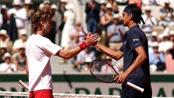 Andrey Rublev gratuliert Lorenzo Sonego Andrey Rublev gratuliert Lorenzo Sonego