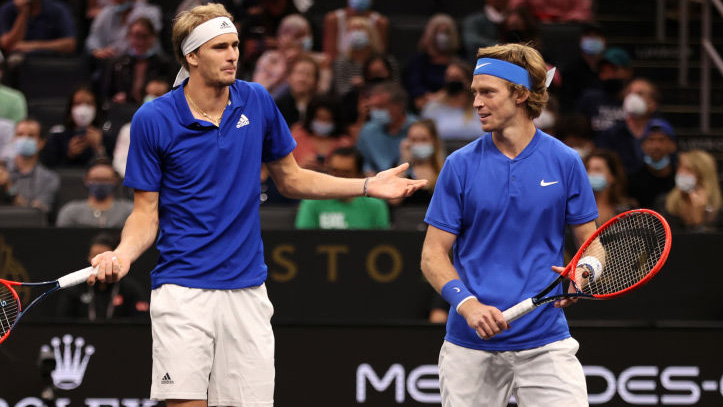 Alxander Zverev und Andrey Rublev als Teamkameraden beim Laver Cup 2021 Alxander Zverev und Andrey Rublev als Teamkameraden beim Laver Cup 2021