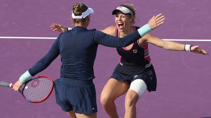 Vera Zvonareva und Laura Siegemund bejublen ihren Erfolg bei den WTA Finals in Cancun