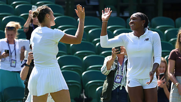 Aryna Sabalenka und Coco Gauff am Freitag auf dem Centre Court in Wimbledon