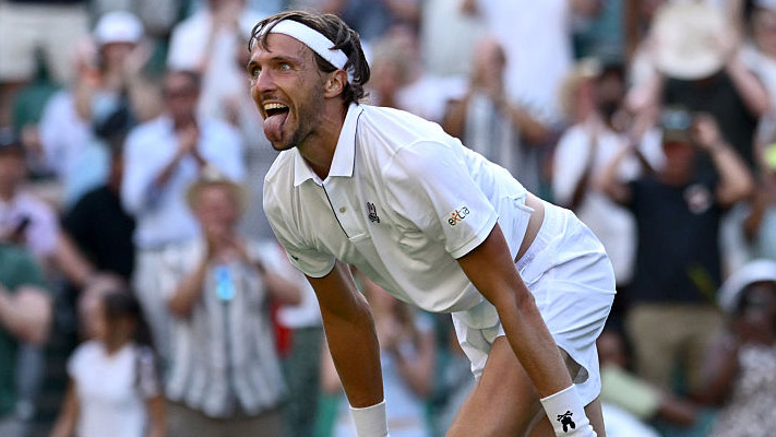 So hat Arthur Rinderknech seinen Sieg gegen Alexander Zverev in Wimbledon gefeiert So hat Arthur Rinderknech seinen Sieg gegen Alexander Zverev in Wimbledon gefeiert