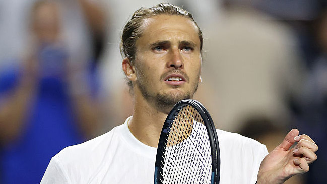 Alexander Zverev hatte nach seinem Abbruchsieg gegen Francisco Cerundolo noch Arbeit zu erledigen Alexander Zverev hatte nach seinem Abbruchsieg gegen Francisco Cerundolo noch Arbeit zu erledigen