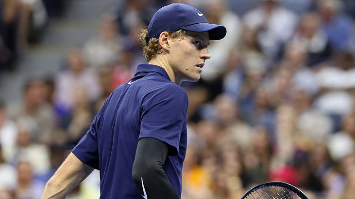 Abends spielt Jannik Sinner offenbar in Blau