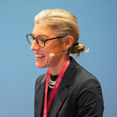 Simone Kumhofer ist Mikrobiomforscherin und Produktentwicklerin Simone Kumhofer ist aktive Triathletin und moderiert den Podcast "No Guts, No Glory"