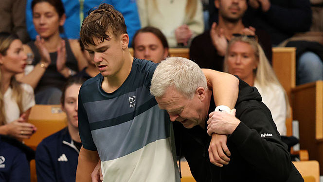 Holger Rune konnte den Center Court in Stockholm nur mit Hilfe verlassen Holger Rune konnte den Center Court in Stockholm nur mit Hilfe verlassen