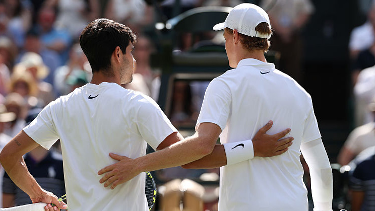 Carlos Alcaraz und Jannik Sinner nach dem Wimbledon-Finale 2025 Carlos Alcaraz und Jannik Sinner nach dem Wimbledon-Finale 2025