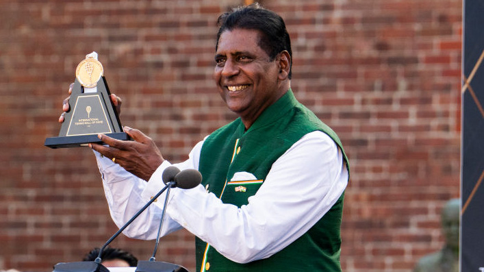 Vijay Amritraj bei seiner Aufnahme in die International Tennis Hall of Fame 2024