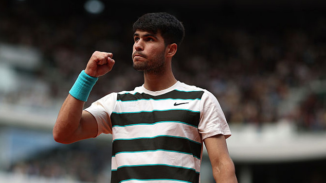 Breite Brust, breite Streifen: Carlos Alcaraz in Roland-Garros 2025