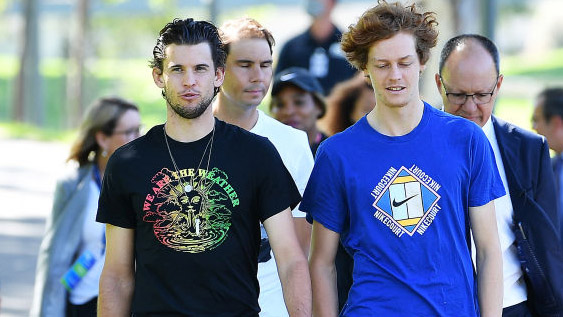 Dominic Thiem und Jannik Sinner bei einem Event 2021